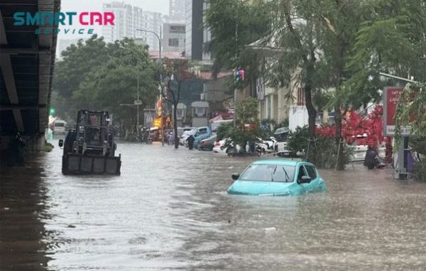 o-to-dien-bi-nuoc-vao